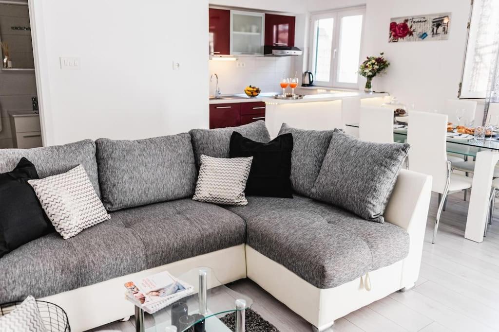 Holiday Home Marina-Renovated House In City Center Rogoznica  Buitenkant foto