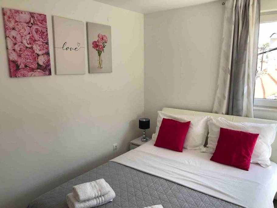 Holiday Home Marina-Renovated House In City Center Rogoznica  Buitenkant foto