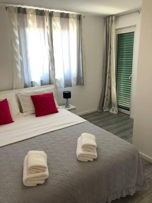 Holiday Home Marina-Renovated House In City Center Rogoznica  Buitenkant foto