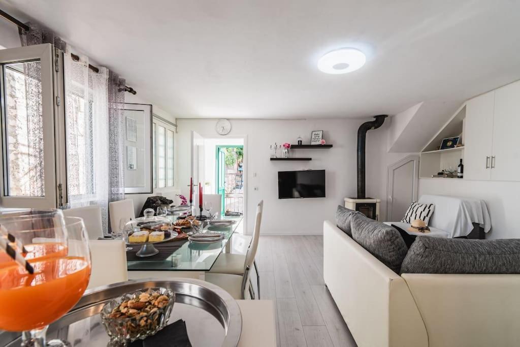 Holiday Home Marina-Renovated House In City Center Rogoznica  Buitenkant foto