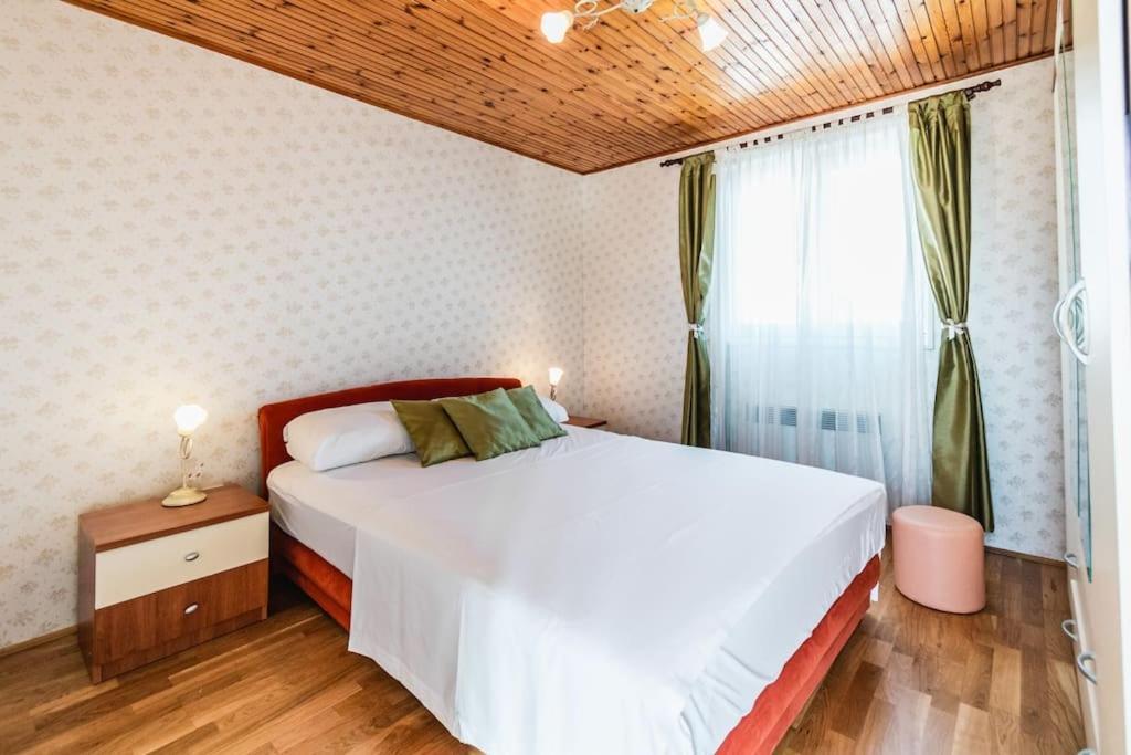 Holiday Home Marina-Renovated House In City Center Rogoznica  Buitenkant foto